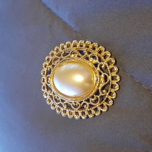 Round Gold Plated Brooch with design around pin pearl center. (L4)